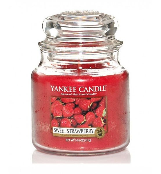Vonná svíčka Yankee Candle Sweet Strawberry classic střední 411g/90hod