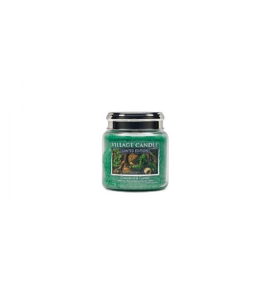 Village Candle Vonná svíčka ve skle, Kardamon a cypřiš - Cardamom Cypress, 390g/105 hodin