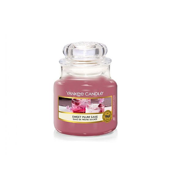 Vonná svíčka Yankee Candle Sweet Plum Sake Classic malý 104g/30hod