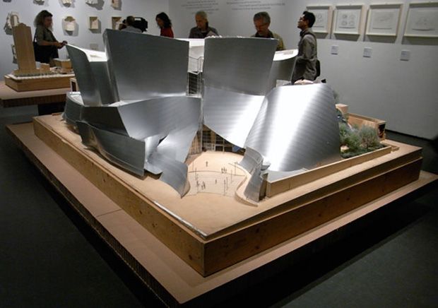 Architekt Frank O. Gehry vystavuje svá nejdůležitější díla