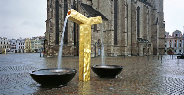 V Plzni vyrostly tři zlaté fontány