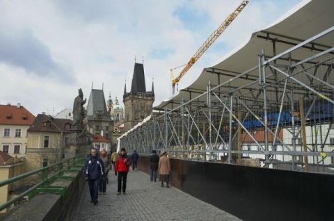 Oprava Karlova mostu jde do finále