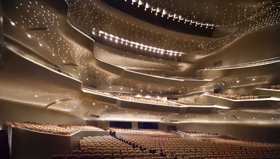Fluidní budova Opery v čínském Kantonu od Zahy Hadid