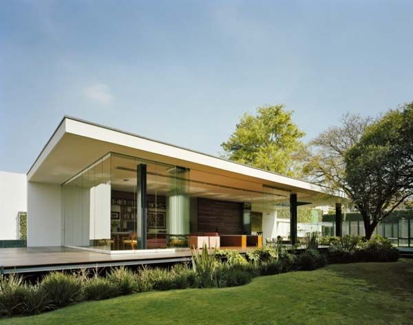 Moderní zahradní domek ze skla, oceli a betonu
