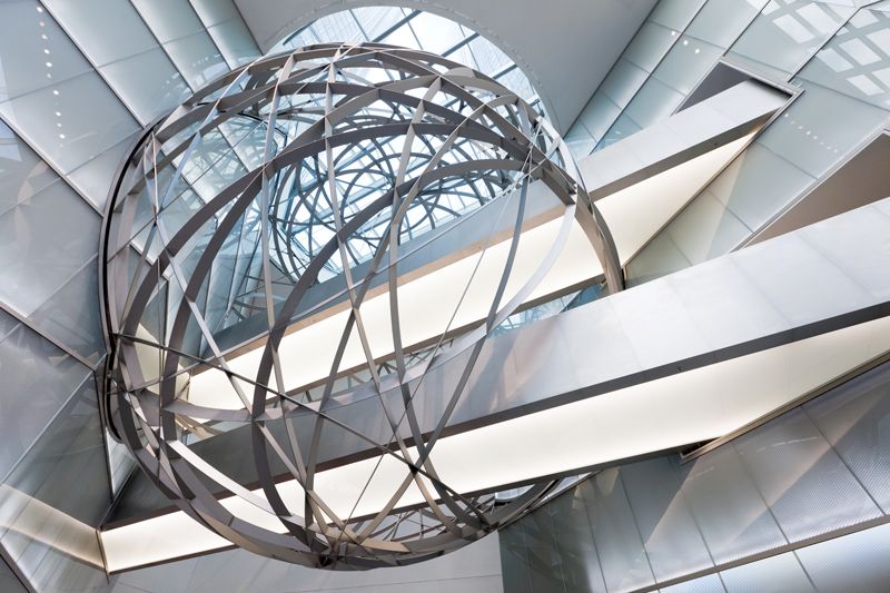 Dynamická skulptura ve frankfurtské bance