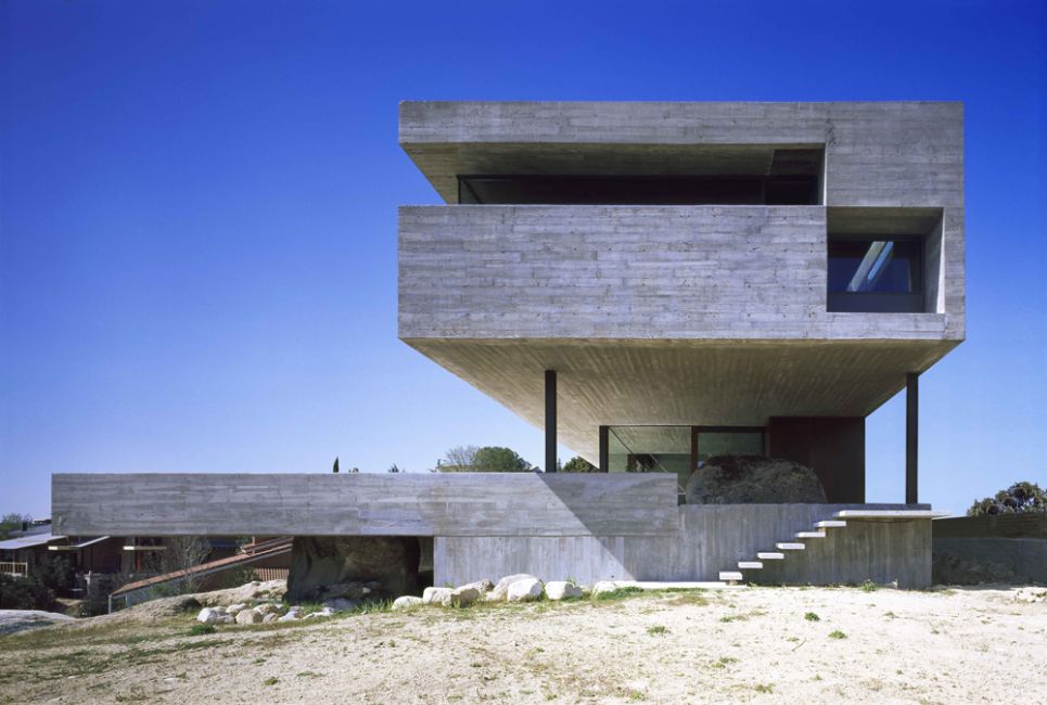 Chladný, racionální design domu ve Španělsku