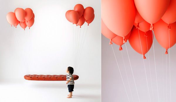 Levitující pohovka vznášející se za pomocí balónků