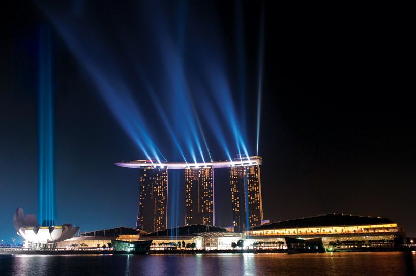 Marina Bay Sand Hotel je největším v Singapuru a má největší bazén na světě ve výšce 200 metrů
