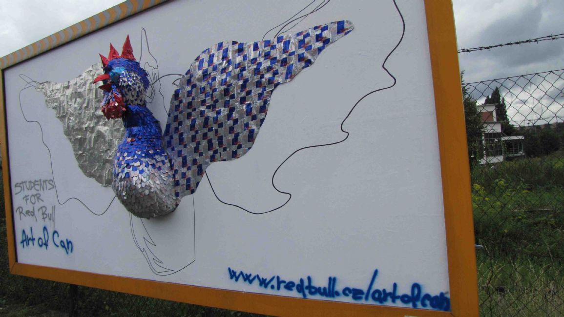 Zlínští studenti vytvořili 3D reklamu z plechovek od Red Bullu