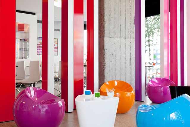 Designový Pantone hotel plný barev