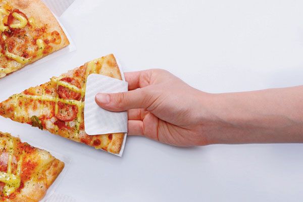 Elegantní tácky pro snadnou konzumaci pizzy