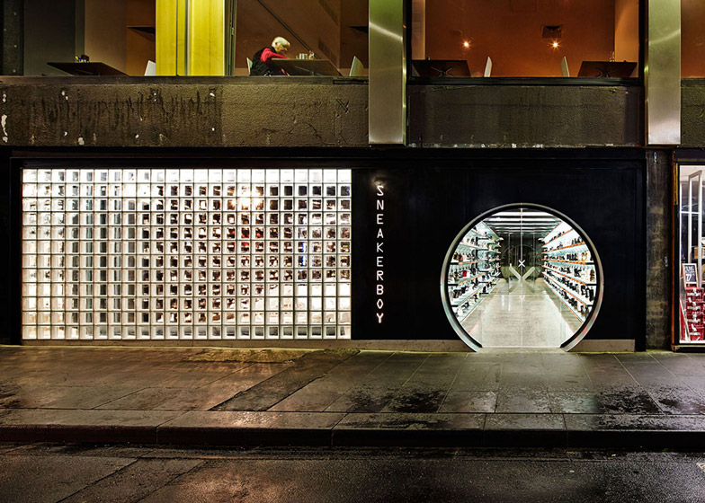 Obchod s obuví Sneaker připomíná tunel metra