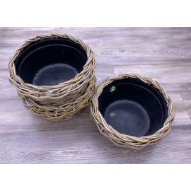 Proutěný obal na květináč, uvnitř plastová nádoba, výška 15cm, průměr 32cm